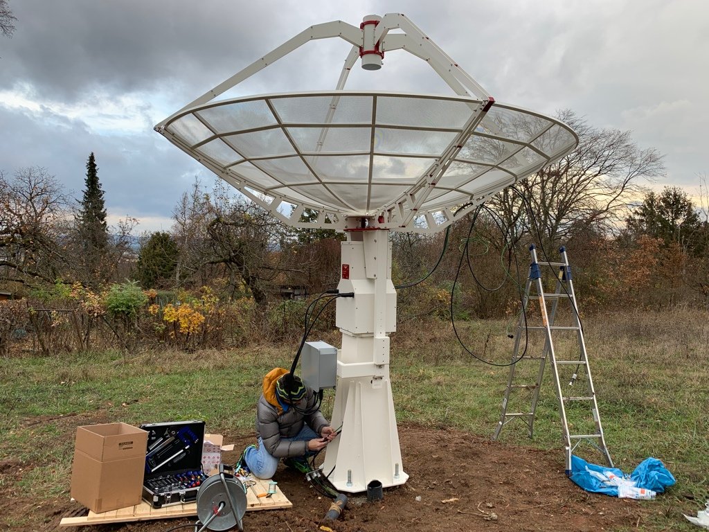 Collegamento dei cavi di controllo e alimentazione del radiotelescopio