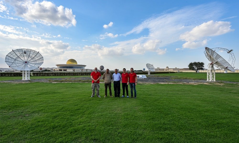 Altri radiotelescopi SPIDER 500A installati al Sharjah Academy for Astronomy, Space Sciences & Technology: dalla sinistra Dario Gava (responsabile servizi di installazione Radio2Space), Issam S. Abujami (SCASS IT & System Specialist), Ilias Fernini (Professore di Fisica e Astronomia dallo SCASS), Filippo Bradaschia (direttore Radio2Space) e Omar Cauz (capo progettista Radio2Space).