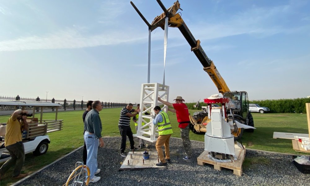 Altri radiotelescopi SPIDER 500A installati al Sharjah Academy for Astronomy, Space Sciences & Technology: installando le colonne C400-HEAVY sulla base in cemento