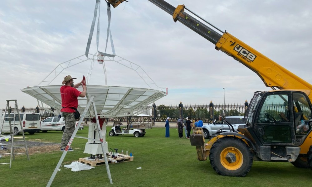 Altri radiotelescopi SPIDER 500A installati al Sharjah Academy for Astronomy, Space Sciences & Technology: preparando l'antenna da 5 metri di diametro.