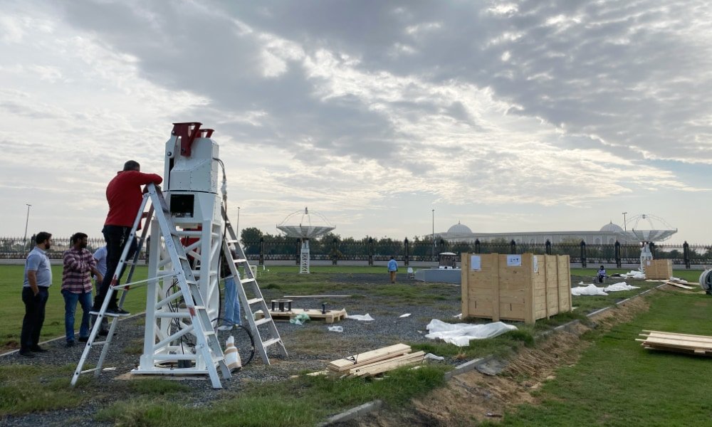 Altri radiotelescopi SPIDER 500A installati al Sharjah Academy for Astronomy, Space Sciences & Technology: preparazione della montatura WP-400