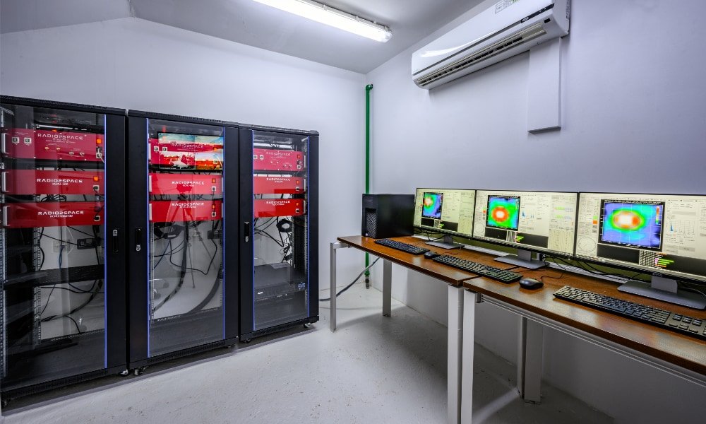 Altri radiotelescopi SPIDER 500A installati al Sharjah Academy for Astronomy, Space Sciences & Technology: nella sala di controllo, ogni radiotelescopio ha un rack con ricevitore e unità di controllo antenna, ed è controllato da un computer con il software RadioUniversePRO.