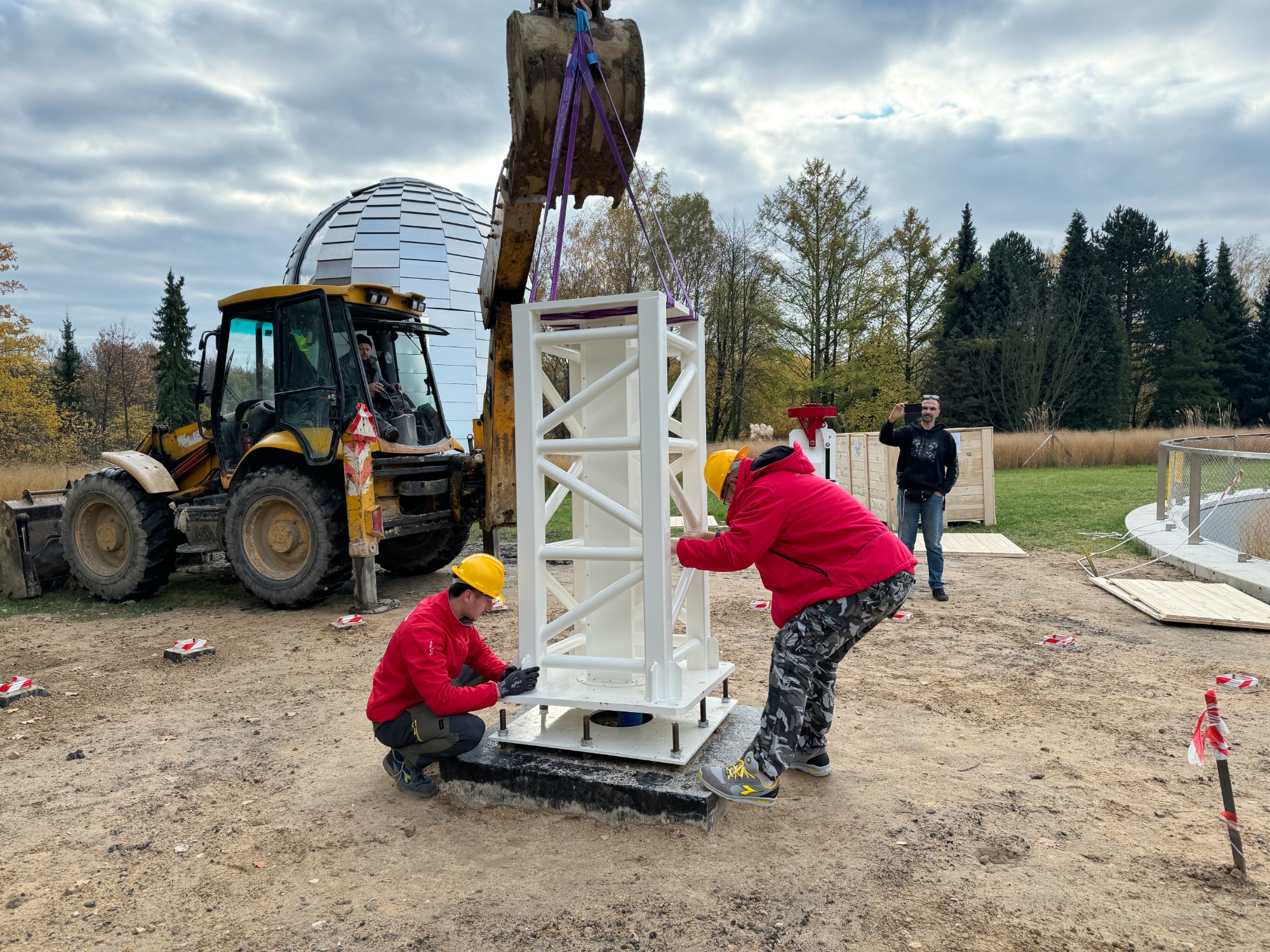 Radiotelescopio SPIDER 500A MarkII installato al Planetarium - Silesian Science Park (Polonia)