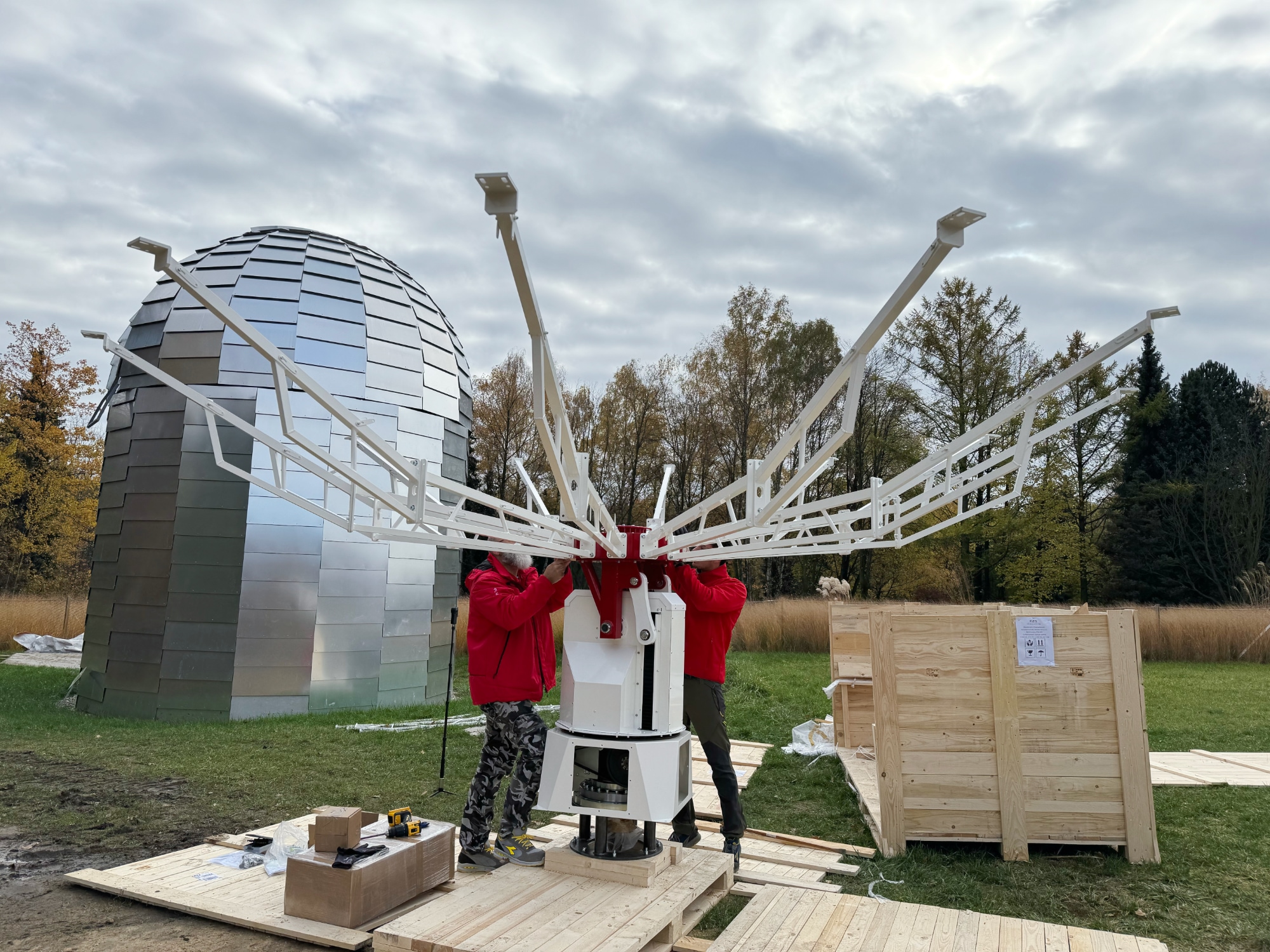 Radiotelescopio SPIDER 500A MarkII installato al Planetarium - Silesian Science Park (Polonia)