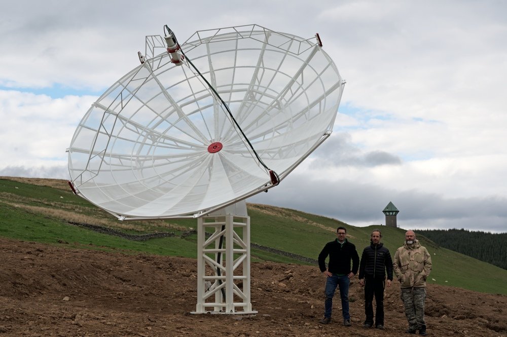 Il team di installazione PrimaLuceLab con il radiotelescopio SPIDER 500A.