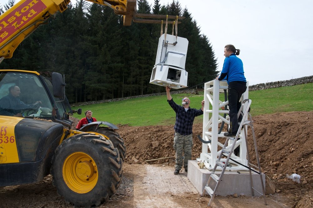 Radiotelescopio SPIDER 500A installato in Scozia: installazione della testa della montatura