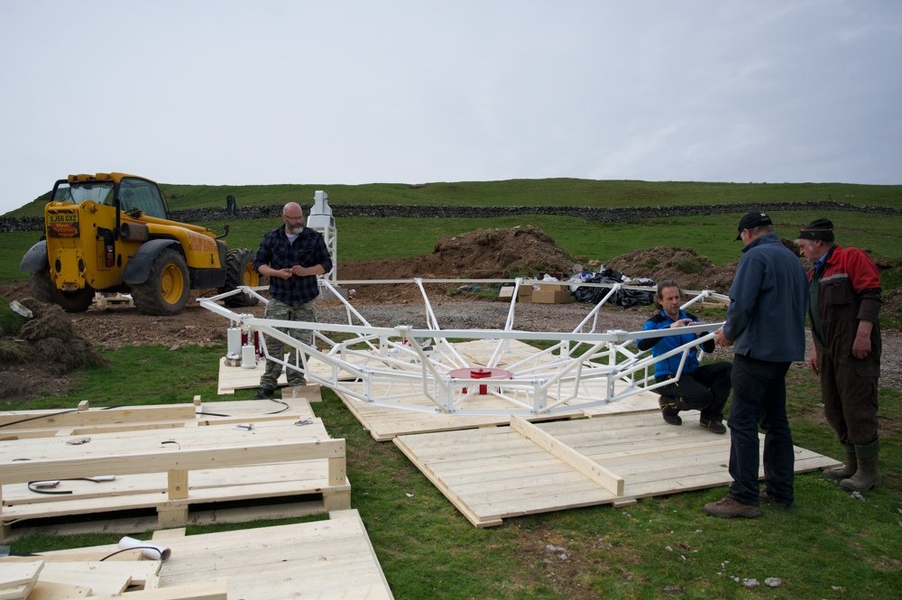 Radiotelescopio SPIDER 500A installato in Scozia: assemblaggio del supporto posteriore dell'antenna.