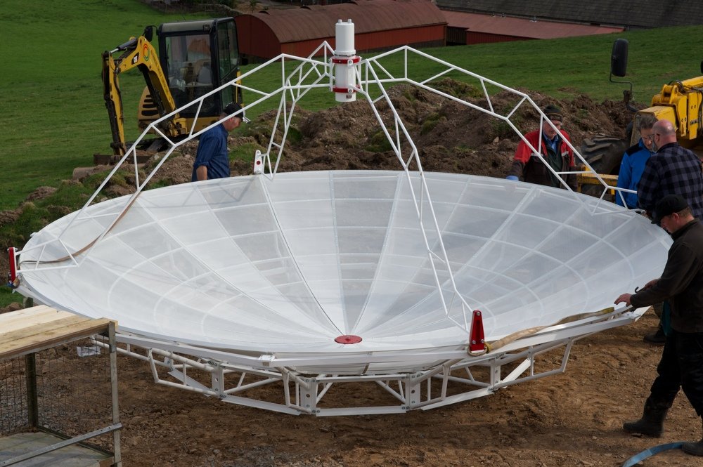 Radiotelescopio SPIDER 500A installato in Scozia: illuminatore 1420 MHz installato sull'antenna.