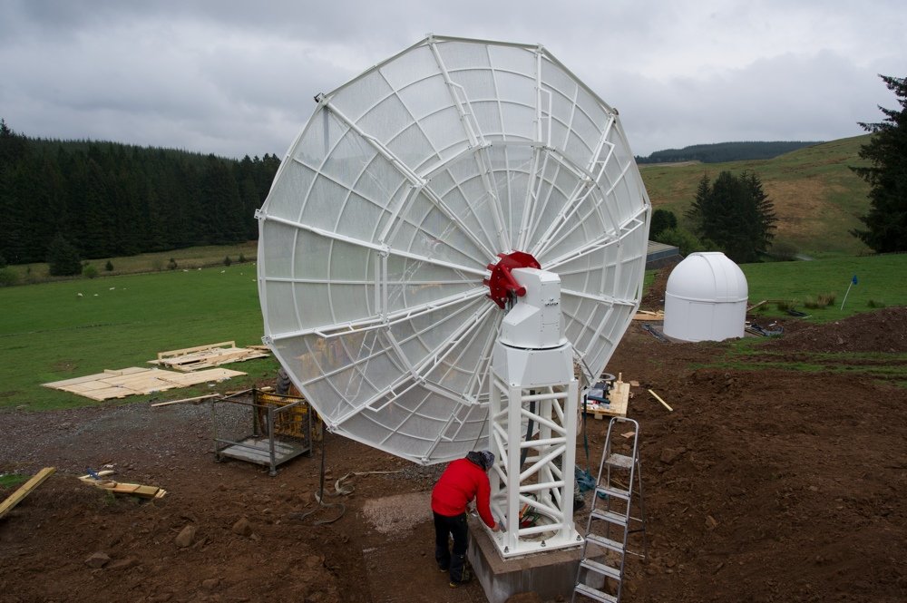 Radiotelescopio SPIDER 500A installato in Scozia: il ricevitore H142-One viene installato nella sala di controllo (la cupola) e collegato all'antenna del radiotelescopio tramite una canalina.