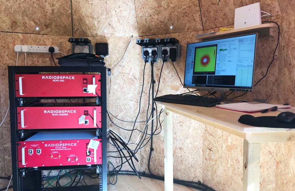 Radiotelescopio SPIDER 500A installato in Scozia: ricevitore e elettronica di controllo del radiotelescopio nella sala di controllo, presso il computer con il software RadioUniversePRO.