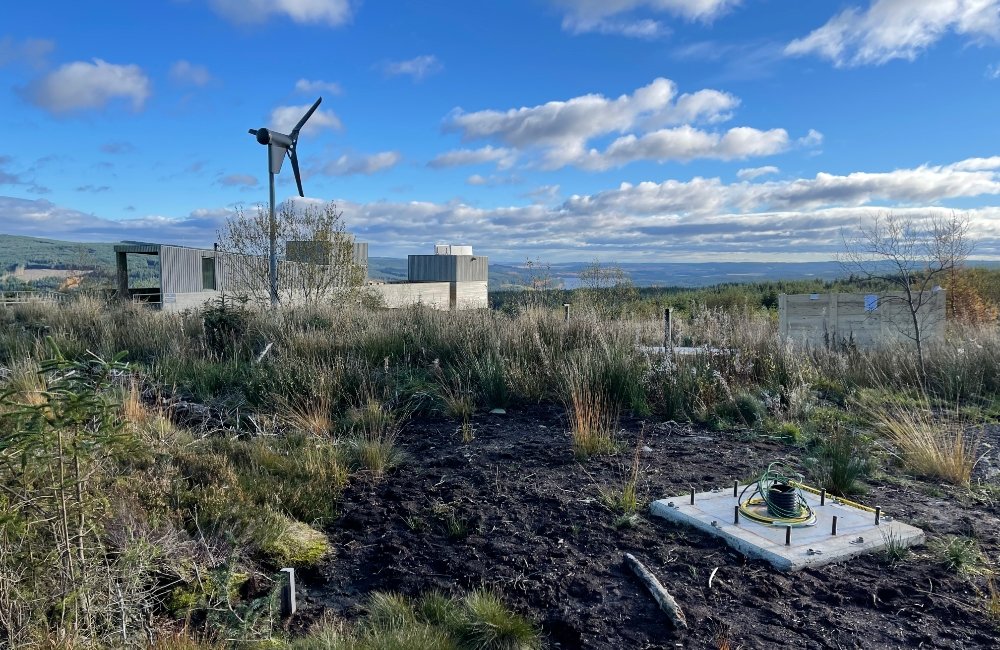 SPIDER 500A installato al Kielder Observatory (UK): la base in cemento con il collegamento per la colonna dello SPIDER.