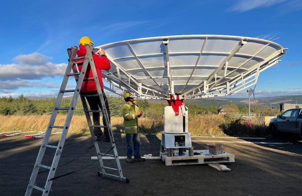 SPIDER 500A installato al Kielder Observatory (UK): assemblaggio dell'antenna da 5 metri di diametro.