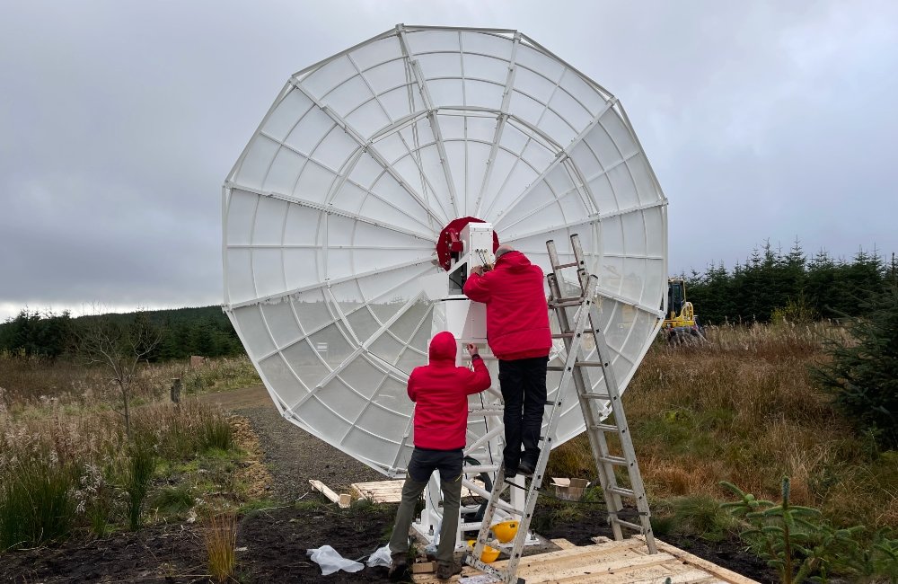 SPIDER 500A installato al Kielder Observatory (UK): collegamento dei cavi dall'antenna alla sala di controllo.