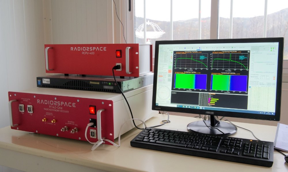 Radiotelescopio SPIDER 500A installato alla stazione per radioastronomia di Porto da Balsa (Portogallo): il ricevitore H142-One per radioastronomia, l'unità di controllo e alimentazione RCPU-400 della montatura e il computer con il software RadioUniversePRO.