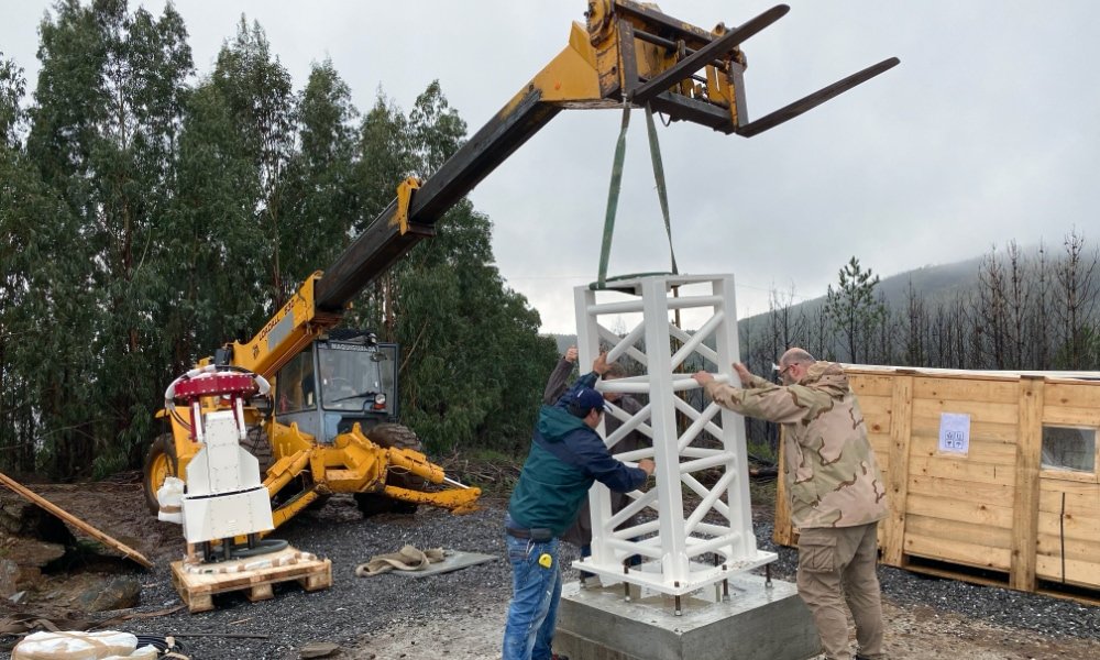 Radiotelescopio SPIDER 500A installato alla stazione per radioastronomia di Porto da Balsa (Portogallo): installazione della colonna sulla base in cemento