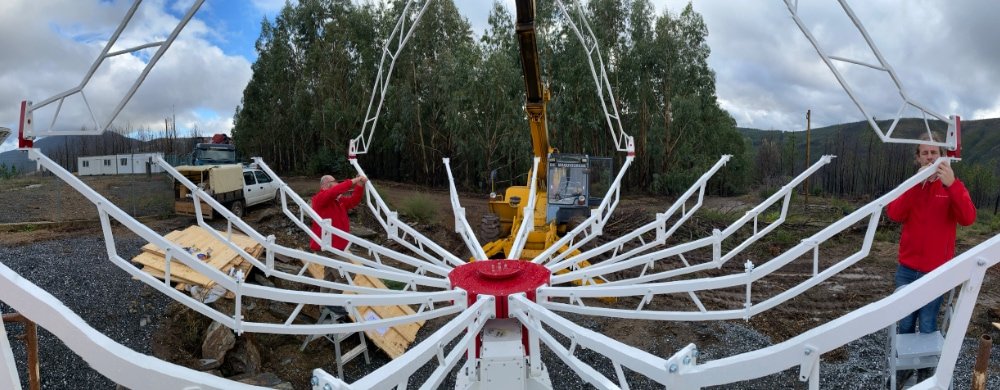 Radiotelescopio SPIDER 500A installato alla stazione per radioastronomia di Porto da Balsa (Portogallo): preparazione del supporto posteriore dell'antenna.