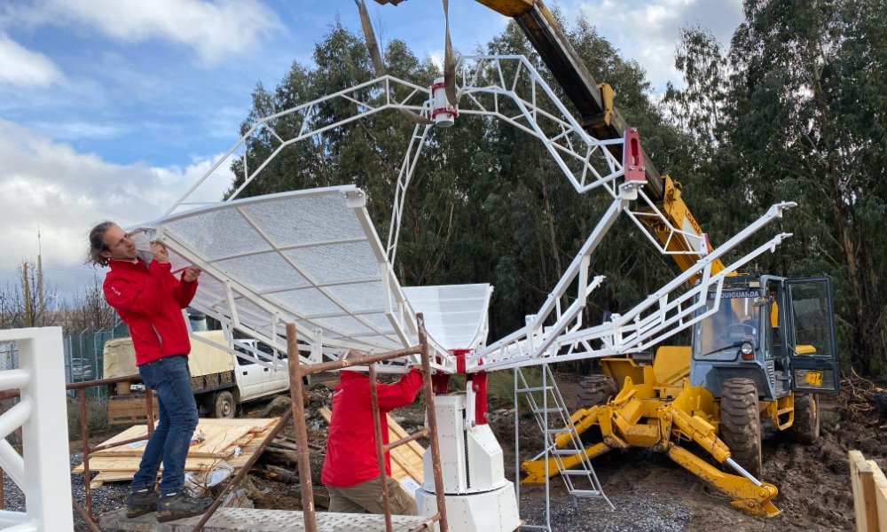 Radiotelescopio SPIDER 500A installato alla stazione per radioastronomia di Porto da Balsa (Portogallo): collegando il riflettore da 5 metri.