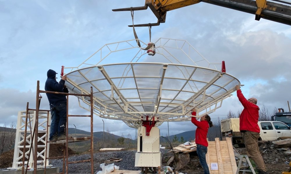 Radiotelescopio SPIDER 500A installato alla stazione per radioastronomia di Porto da Balsa (Portogallo): fissando l'antenna sul supporto posteriore.