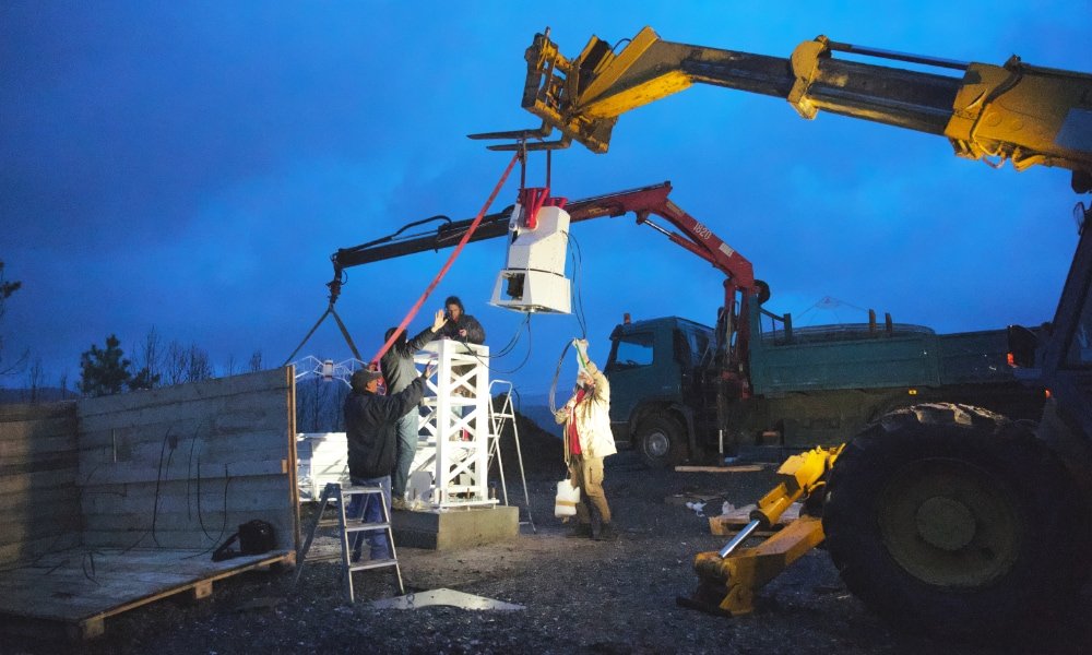 Radiotelescopio SPIDER 500A installato alla stazione per radioastronomia di Porto da Balsa (Portogallo): installazione della montatura WP-400 sulla colonna.