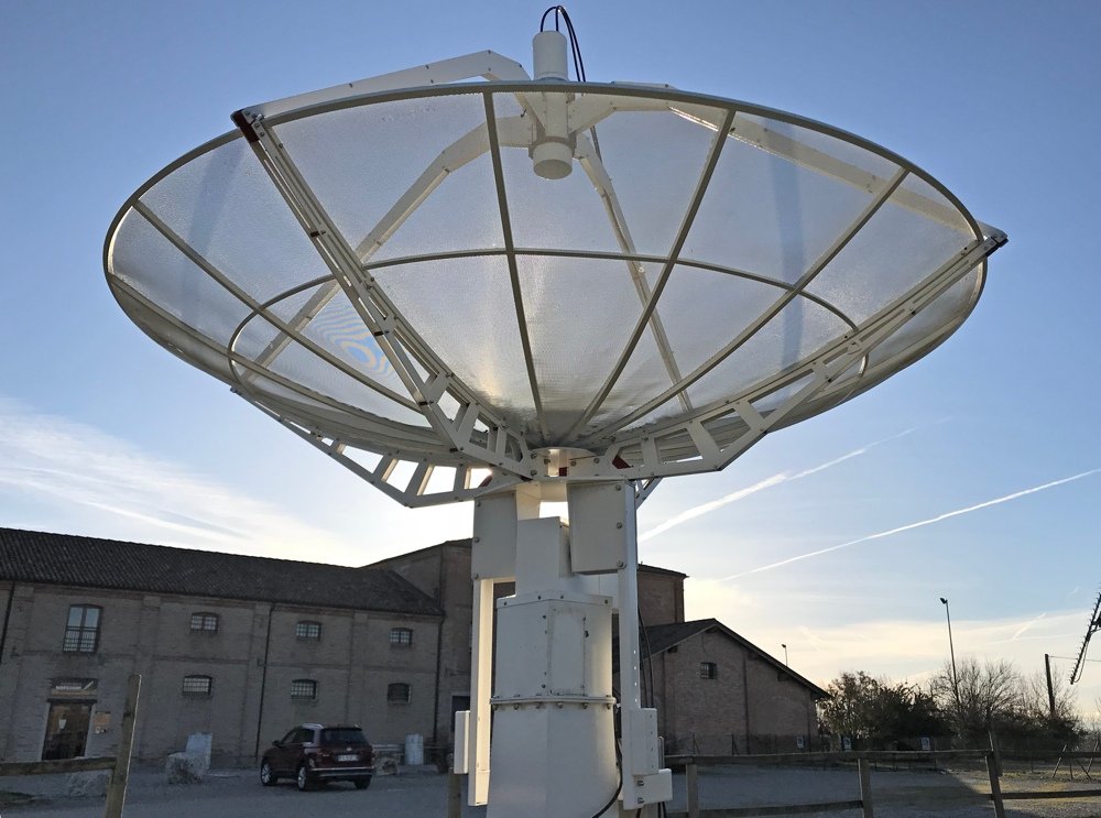 Il radiotelescopio SPIDER 300A usato per questo articolo, sullo sfondo il centro visite Marcello Ceccarelli a Medicina (Bologna).